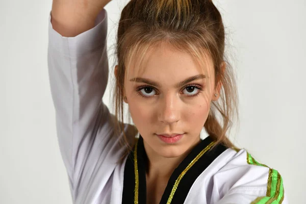 Belle Fille Combattant Kimono Noir Blanc Fait Des Exercices Dans — Photo