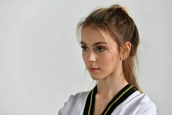 Mooi Meisje Vechter Zwart Wit Kimono Doet Oefeningen Stijl Van — Stockfoto