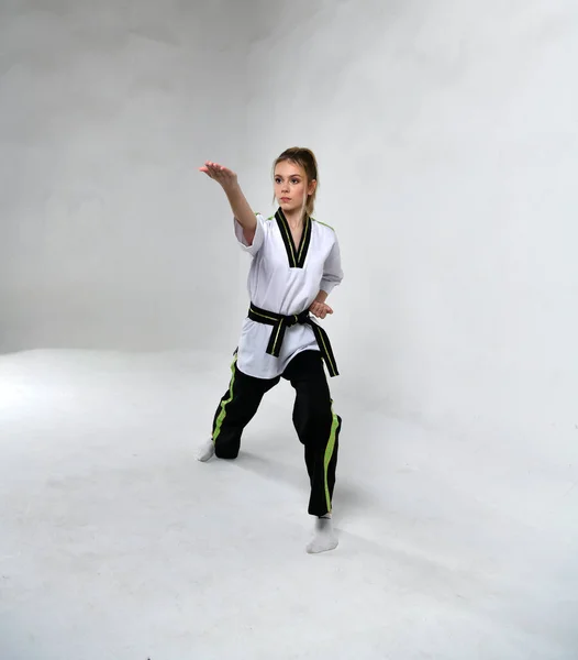 Beautiful Girl Fighter Black White Kimono Does Exercises Style Martial — Stock Photo, Image