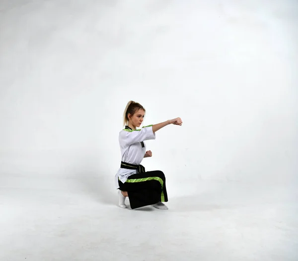 Beautiful Girl Fighter Black White Kimono Does Exercises Style Martial — Stock Photo, Image