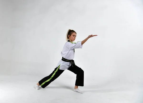Schöne Kämpferin Schwarz Weißen Kimono Macht Übungen Stil Der Kampfkunst — Stockfoto