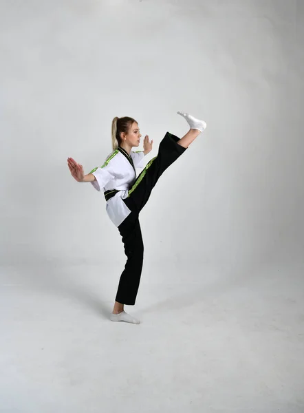 Belle Fille Combattant Dans Kimono Noir Blanc Fait Des Exercices — Photo
