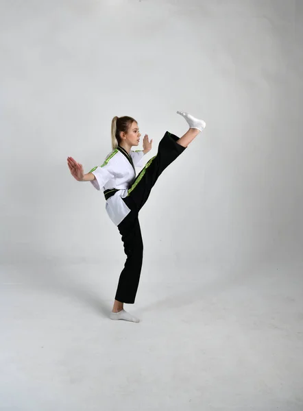 Mooi Meisje Een Vechter Een Zwart Wit Kimono Doet Oefeningen — Stockfoto