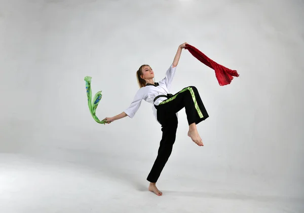 Schönes Mädchen Eine Kämpferin Schwarz Weißen Kimono Macht Übungen Mit — Stockfoto