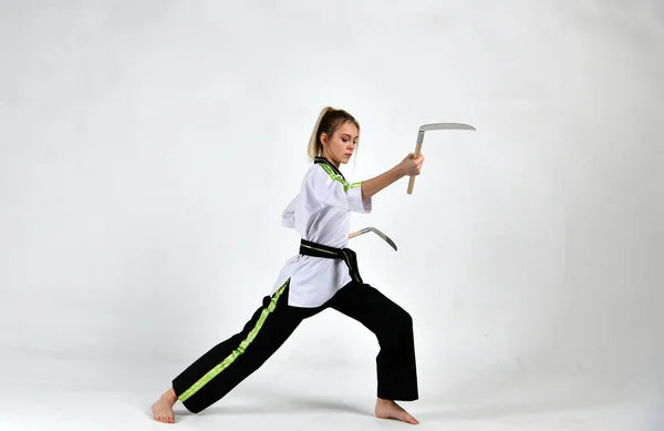 Schönes Mädchen Kämpferin Schwarz Weißen Kimono Macht Übungen Mit Kampfsicheln — Stockfoto