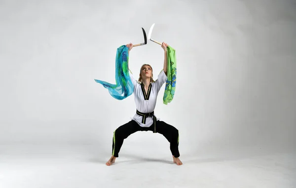 Beautiful Girl Fighter Black White Kimono Does Exercises Style Martial — Stock Photo, Image