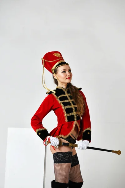 Kırmızı Süvari Kıyafetli Güzel Kız Kılıçlı — Stok fotoğraf
