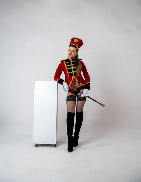 Schönes Mädchen Roten Husarenkostüm Mit Schwert — Stockfoto