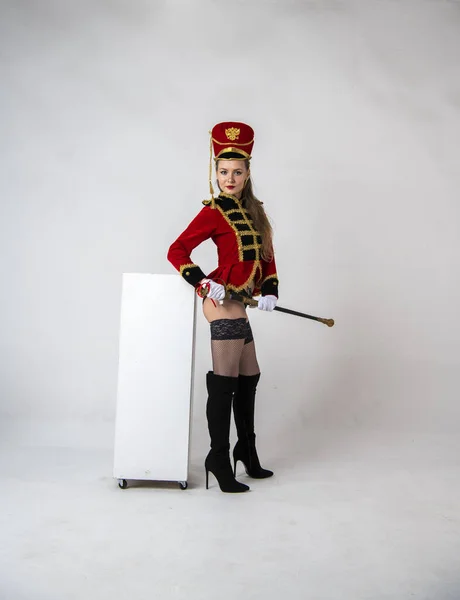 Menina Bonita Traje Hussar Vermelho Com Uma Espada — Fotografia de Stock