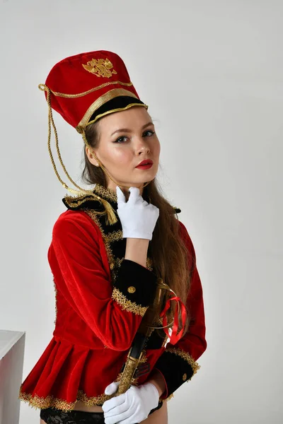 Mooi Meisje Een Rode Hussar Kostuum Met Een Zwaard — Stockfoto