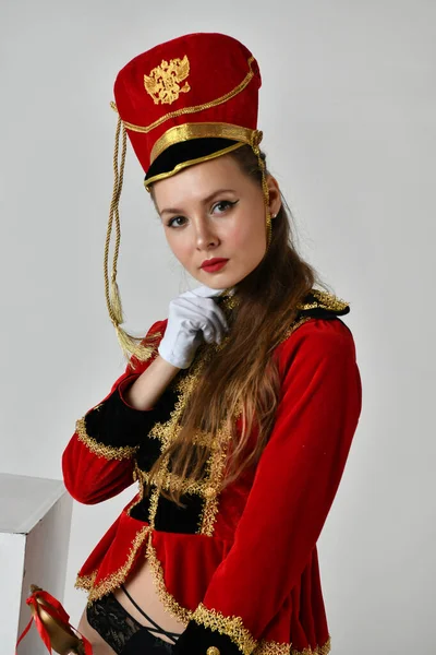 Piękna Dziewczyna Czerwonym Stroju Huzara Mieczem — Zdjęcie stockowe