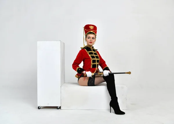 Menina Bonita Traje Hussar Vermelho Com Uma Espada — Fotografia de Stock