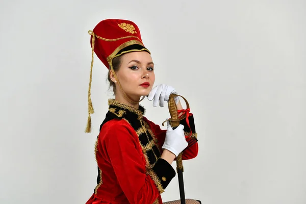 Menina Bonita Traje Hussar Vermelho Com Uma Espada — Fotografia de Stock