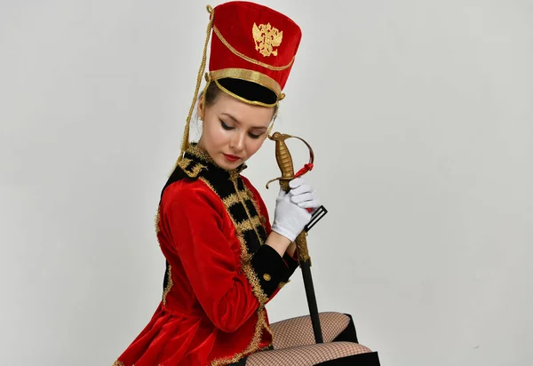 Schönes Mädchen Roten Husarenkostüm Mit Schwert — Stockfoto