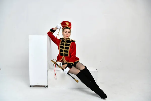 Menina Bonita Traje Hussar Vermelho Com Uma Espada — Fotografia de Stock