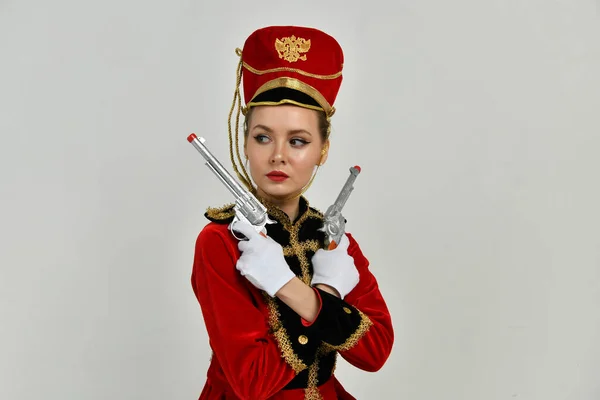 Piękna Dziewczyna Czerwonym Kombinezonie Huzara Mieczem Pistoletami — Zdjęcie stockowe
