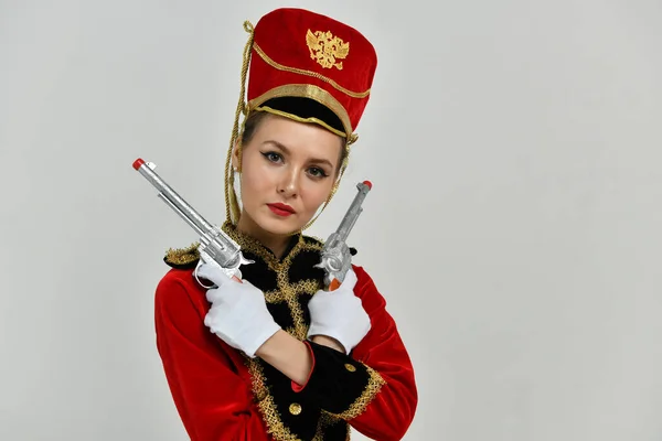 Όμορφο Κορίτσι Ένα Κόκκινο Κοστούμι Hussar Ένα Σπαθί Και Πιστόλια — Φωτογραφία Αρχείου