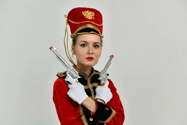 Красива Дівчина Червоному Гусарському Костюмі Мечем Пістолетами — стокове фото