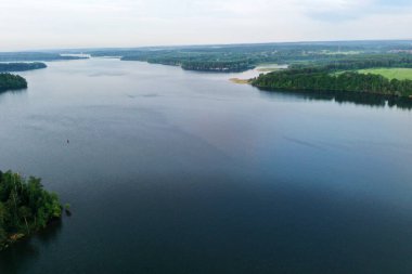 Yüzen tekneler ve insansız hava aracından çekilen güzel bulutlarla nehrin panoramik görüntüsü.
