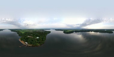 Yüzen tekneler ve insansız hava aracından çekilen güzel bulutlarla nehrin panoramik görüntüsü.