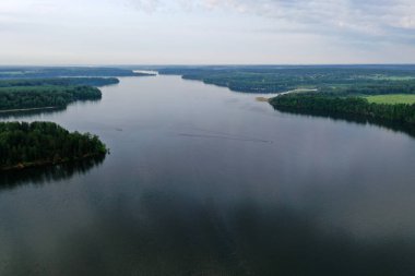 Yüzen tekneler ve insansız hava aracından çekilen güzel bulutlarla nehrin panoramik görüntüsü.