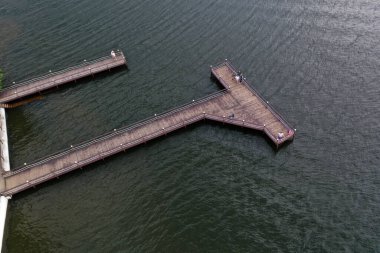 Yüzen tekneler ve insansız hava aracından çekilen güzel bulutlarla nehrin panoramik görüntüsü.