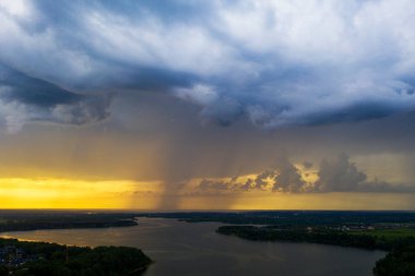 Yüzen tekneler ve insansız hava aracından çekilen güzel bulutlarla nehrin panoramik görüntüsü.