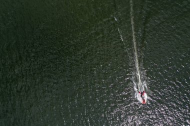 Yüzen tekneler ve insansız hava aracından çekilen güzel bulutlarla nehrin panoramik görüntüsü.