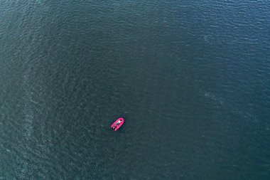 Nehrin panoramik manzarası, yüzen tekneler ve güzel bulutlar, insansız hava aracından çekiliyor.