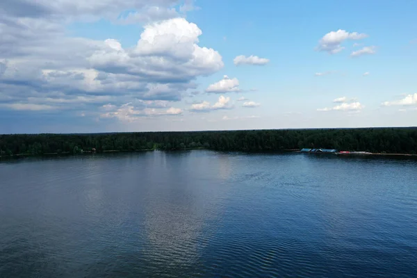 浮遊するボートとドローンから発射された美しい雲で川のパノラマビュー — ストック写真