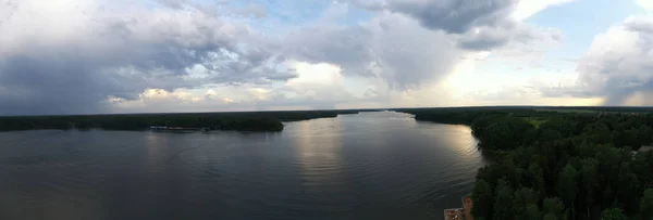 Panoramisch Uitzicht Rivier Met Drijvende Boten Prachtige Wolken Vanaf Een — Stockfoto