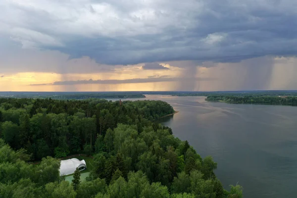 Panoramablick Auf Den Fluss Mit Schwimmenden Booten Und Schönen Wolken — Stockfoto