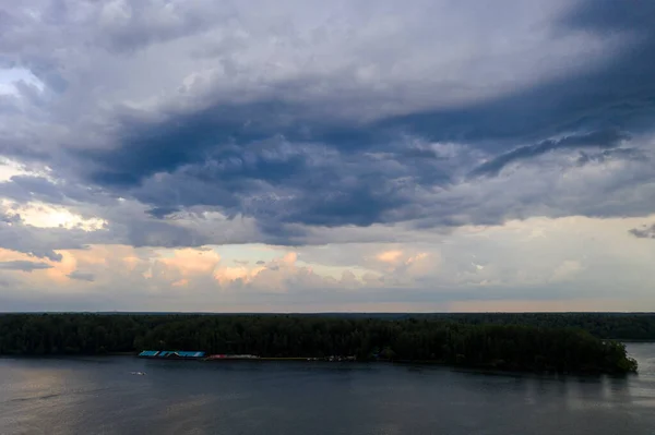 Panoramablick Auf Den Fluss Mit Schwimmenden Booten Und Schönen Wolken — Stockfoto