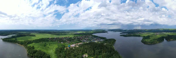 Panoramiczny Widok Rzekę Pływających Łodzi Piękne Chmury Strzał Drona — Zdjęcie stockowe