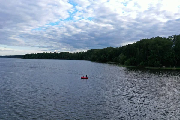 Panoramisch Uitzicht Rivier Met Drijvende Boten Prachtige Wolken Vanaf Een — Stockfoto