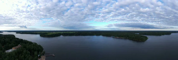 Panoramisch Uitzicht Rivier Met Drijvende Boten Prachtige Wolken Vanaf Een — Stockfoto