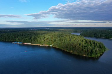 Nehrin panoramik manzarası, yüzen tekneler ve güzel bulutlar, insansız hava aracından çekiliyor.