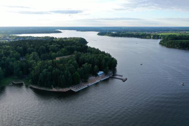 Nehrin panoramik manzarası, yüzen tekneler ve güzel bulutlar, insansız hava aracından çekiliyor.