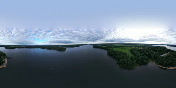 Panoramisch Uitzicht Rivier Met Drijvende Boten Prachtige Wolken Vanaf Een — Stockfoto