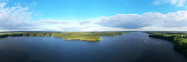 Panoramisch Uitzicht Rivier Met Drijvende Boten Prachtige Wolken Vanaf Een — Stockfoto