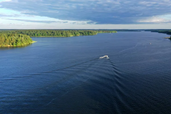 フローティングボートで川のパノラマビューと無人偵察機から撮影された美しい雲 — ストック写真