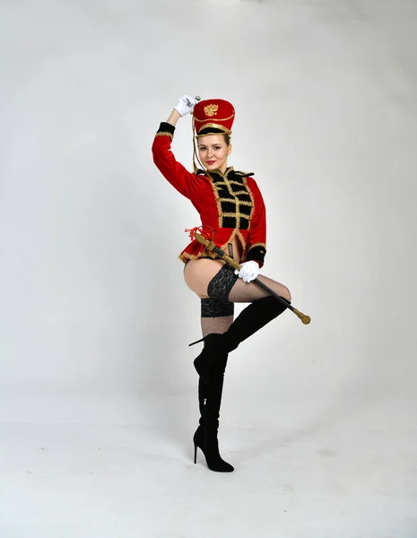 Menina Bonita Uniforme Hussar Vermelho Marchando Com Uma Espada — Fotografia de Stock