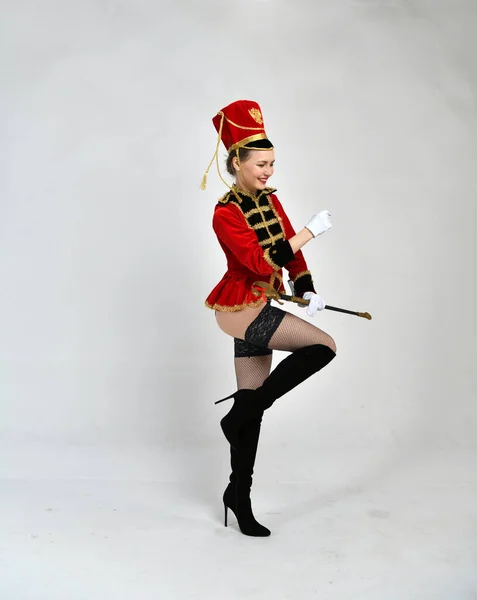 Schönes Mädchen Roter Husarenuniform Das Mit Einem Schwert Marschiert — Stockfoto