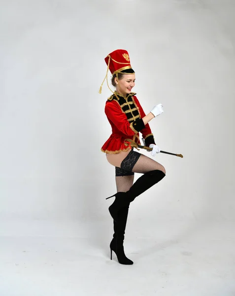 Menina Bonita Uniforme Hussar Vermelho Marchando Com Uma Espada — Fotografia de Stock