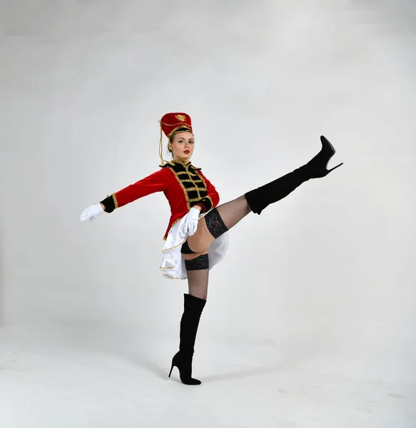 Hermosa Chica Uniforme Húsar Rojo Marchando Con Una Espada —  Fotos de Stock