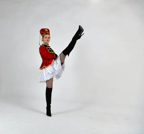 Hermosa Chica Uniforme Húsar Rojo Marchando Con Una Espada — Foto de Stock