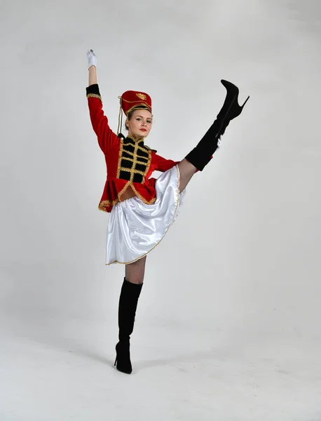 Menina Bonita Uniforme Hussar Vermelho Marchando Com Uma Espada — Fotografia de Stock