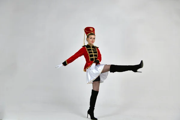 Menina Bonita Uniforme Hussar Vermelho Marchando Com Uma Espada — Fotografia de Stock