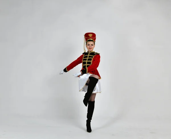 Menina Bonita Uniforme Hussar Vermelho Marchando Com Uma Espada — Fotografia de Stock