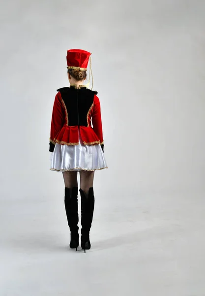 Красивая Девушка Красной Форме Гусара Марширует Мечом — стоковое фото